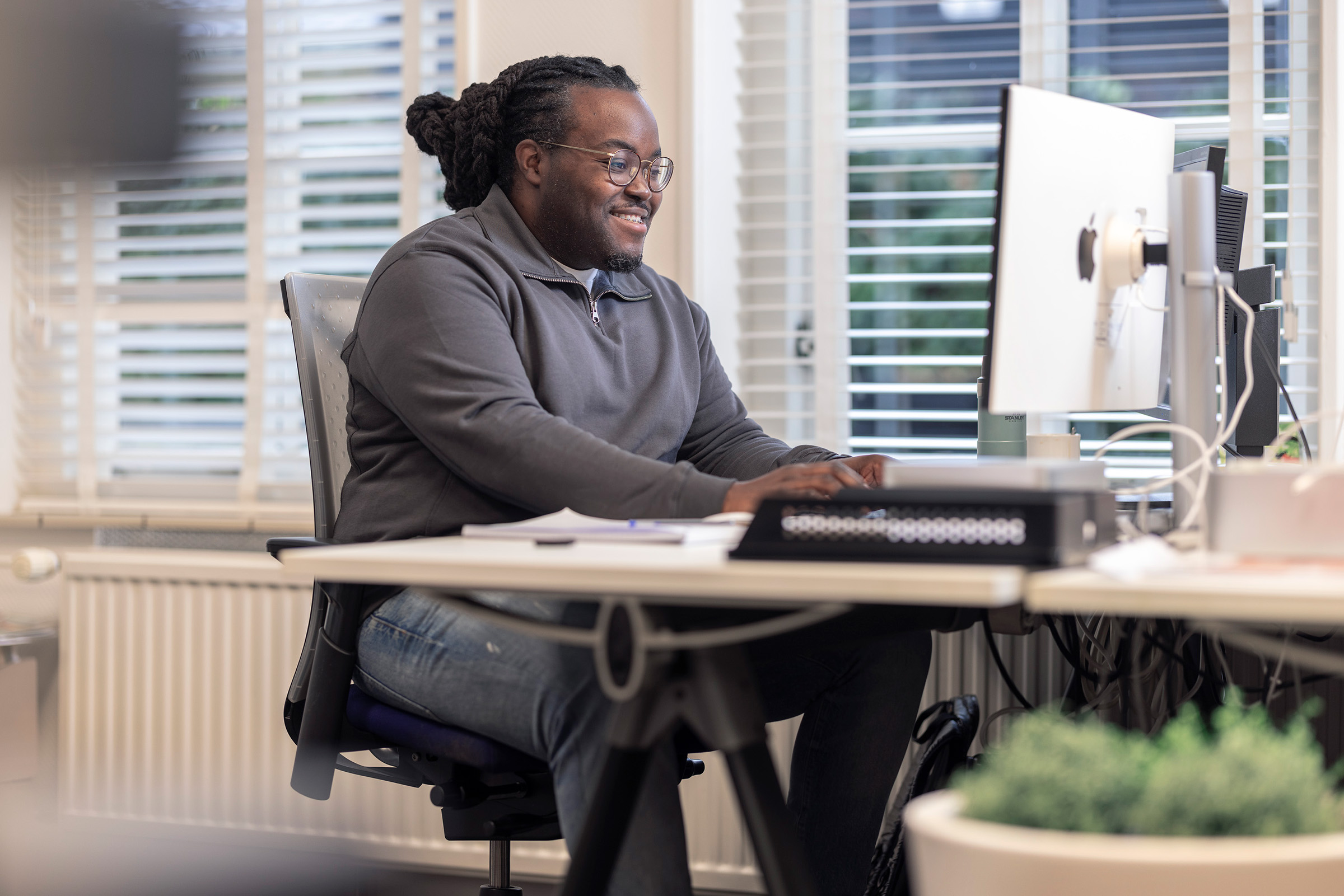 8719 Anthony achter zijn Scherm